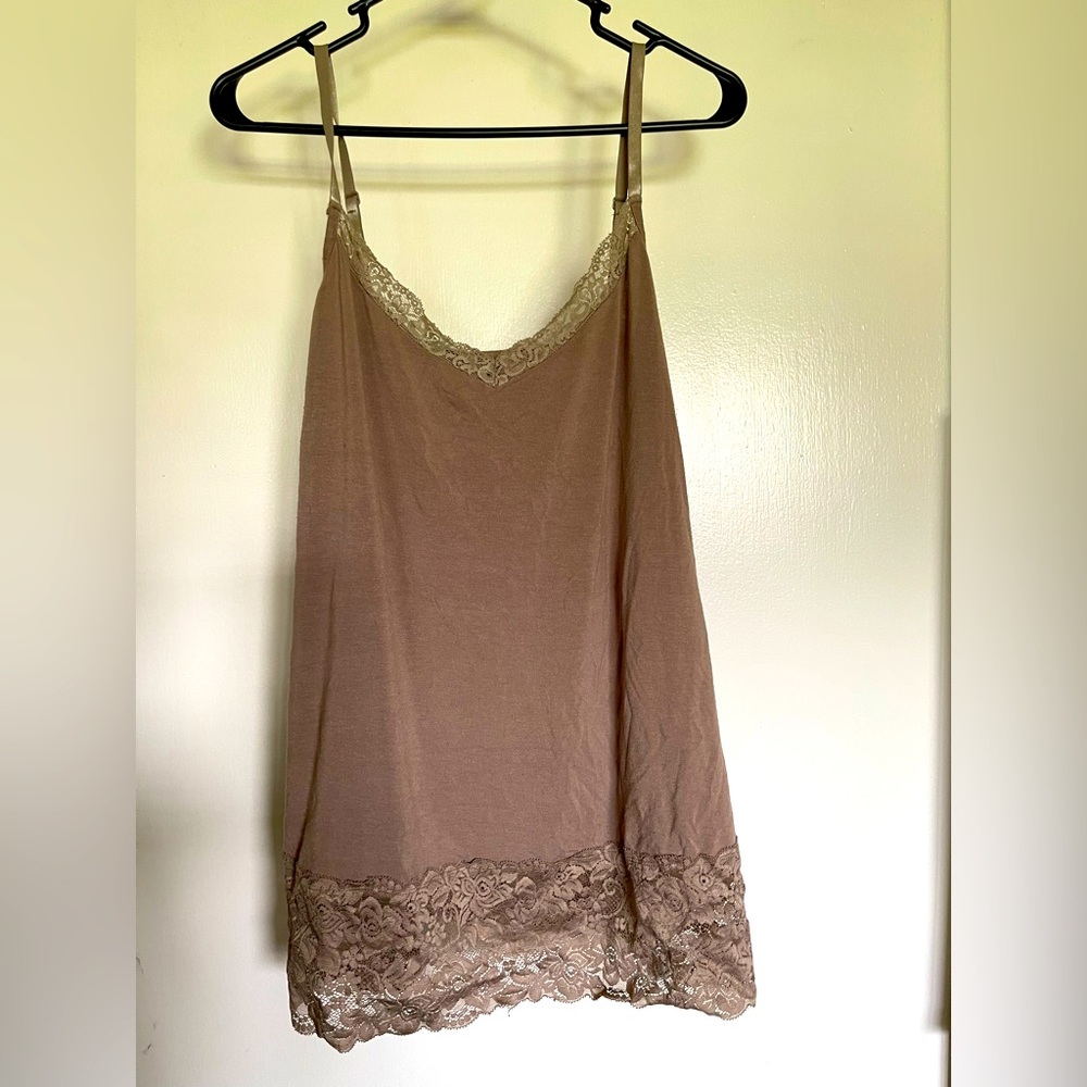Solid tank with lace in khaki